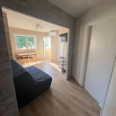 Charmant Studio Cabin Avec Piscine. 아파트