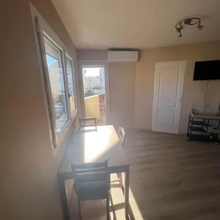 아파트 Charmant Studio Cabin Avec Piscine. 아그